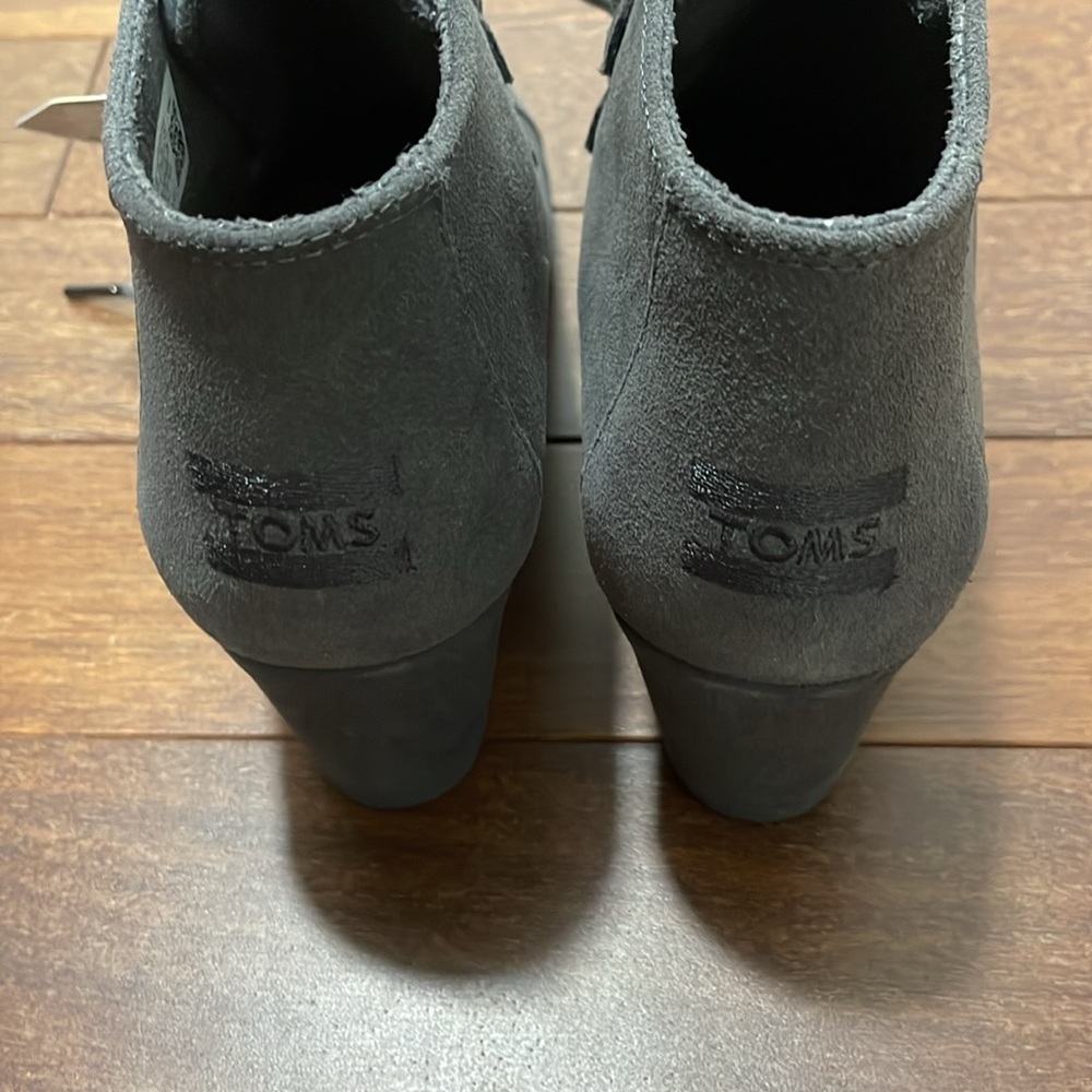 Tom’s grey suede lace up wedge booties size 7 nwt - Picture 4 of 6
